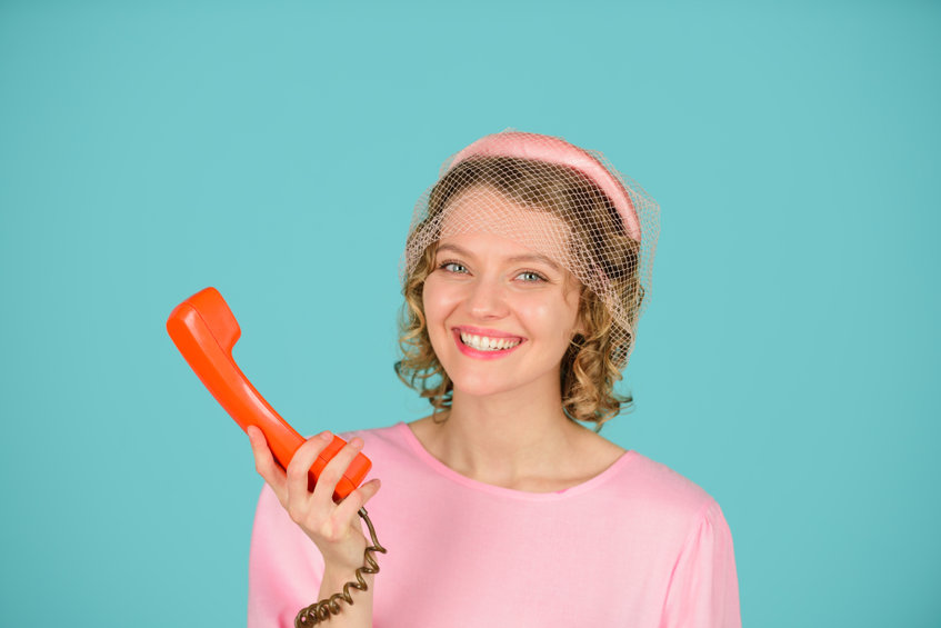 Pourquoi appeler le téléphone rose quand on est en couple ?